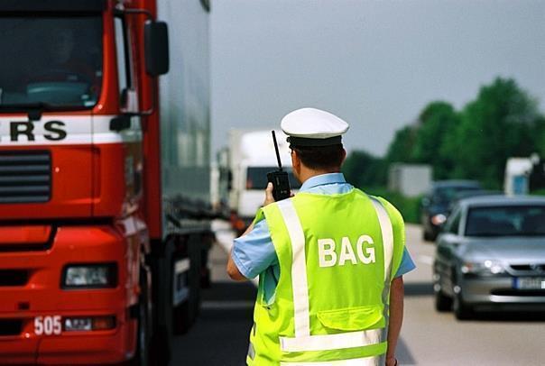 BAG-Beamte beim Überprüfen von Lkws. Foto: BAG/auto-reporter.net